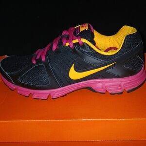 Nike Women's Black and Yellow Athletic Shoes